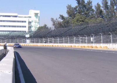Auto en pista del autodromo Hemanos Rodriguez